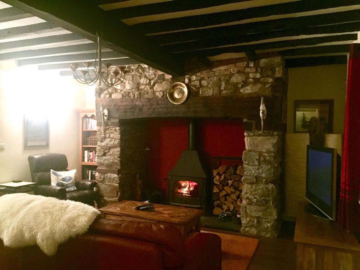 Mid-Wales Farmhouse, Swimming Pool, Tranquil Countryside Views, Sleeps 14 Meifod ภายนอก รูปภาพ