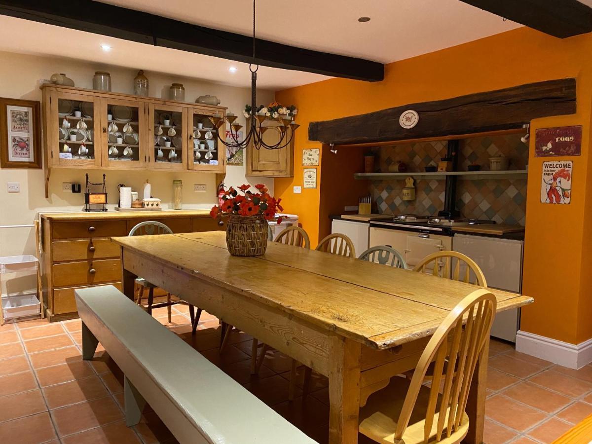 Mid-Wales Farmhouse, Swimming Pool, Tranquil Countryside Views, Sleeps 14 Meifod ภายนอก รูปภาพ