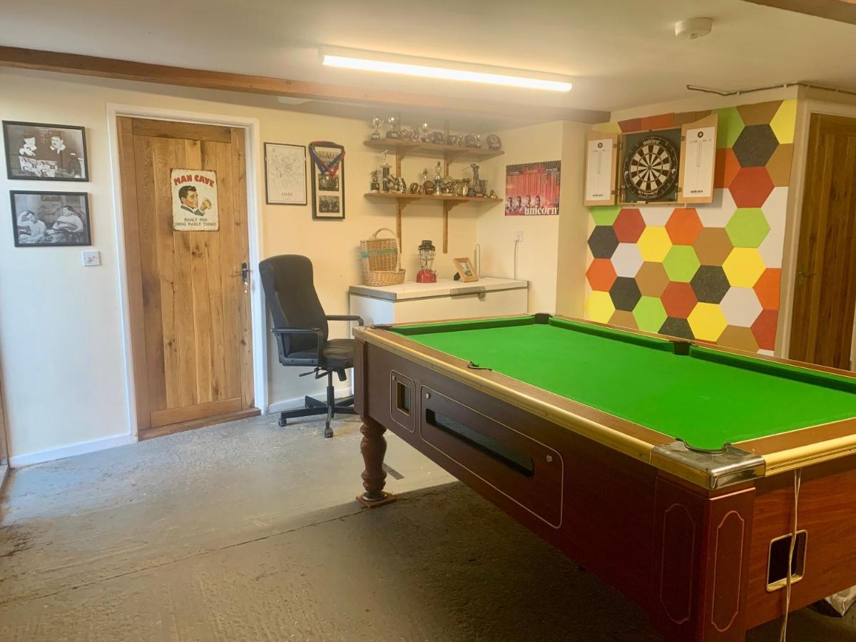 Mid-Wales Farmhouse, Swimming Pool, Tranquil Countryside Views, Sleeps 14 Meifod ภายนอก รูปภาพ