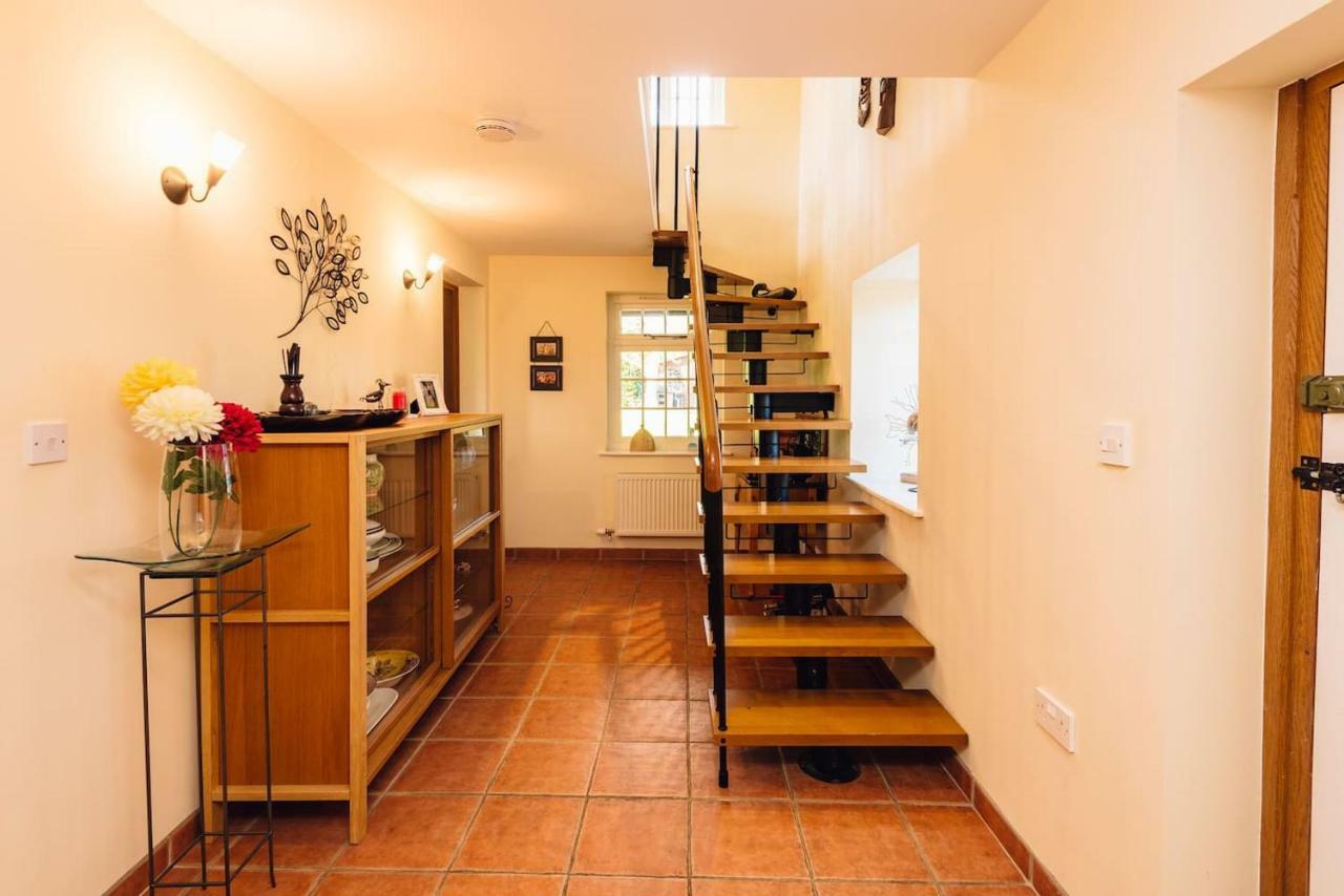 Mid-Wales Farmhouse, Swimming Pool, Tranquil Countryside Views, Sleeps 14 Meifod ภายนอก รูปภาพ