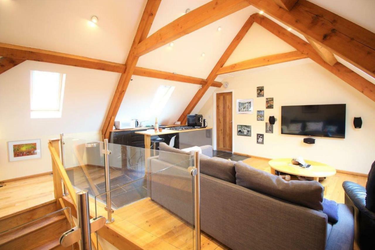 Mid-Wales Farmhouse, Swimming Pool, Tranquil Countryside Views, Sleeps 14 Meifod ภายนอก รูปภาพ