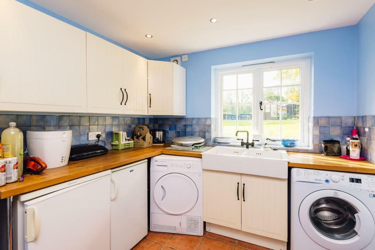 Mid-Wales Farmhouse, Swimming Pool, Tranquil Countryside Views, Sleeps 14 Meifod ภายนอก รูปภาพ